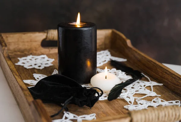Schwarze Und Weiße Kerzen Brennen Schwarze Farbe Samt Kordelzug Geschenktüte — Stockfoto