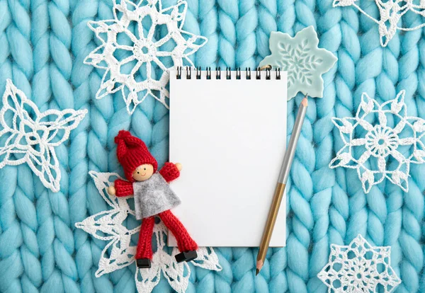 平躺在空白的白纸笔记本页上 用来写圣诞礼物清单或写信给圣诞老人条款 圣诞商业背景 蓝色针织软毛格子布衬底 — 图库照片