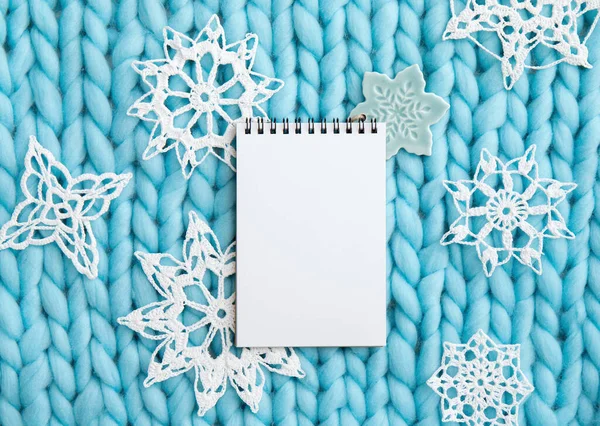 上图空白页的白色纸本笔记本 用于制作圣诞礼物清单或写信给圣诞老人条款 圣诞商业背景 蓝色针织软毛格子布衬底 — 图库照片