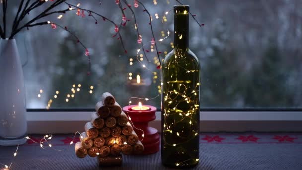Şarap Şişesiyle Doldurulmuş Noel Süslemeleri Mikro Işıklarla Dolu Kullanılmış Şarap — Stok video