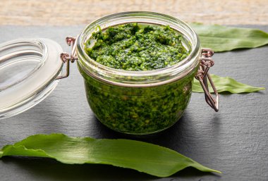 Allium ursinum yapraklarından yapılan pesto, yabani sarımsak, Ramson, Buckram, geniş yapraklı sarımsak, ahşap sarımsak, ayı pırasası ya da ayı sarımsağı olarak bilinir..