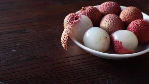 Tropical Fruit Lychee Known Litchi Chinensis Berries Plate Dark Brown — Stok video