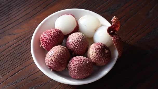 Tropical Fruit Lychee Known Litchi Chinensis Berries Plate Dark Brown — Stock video