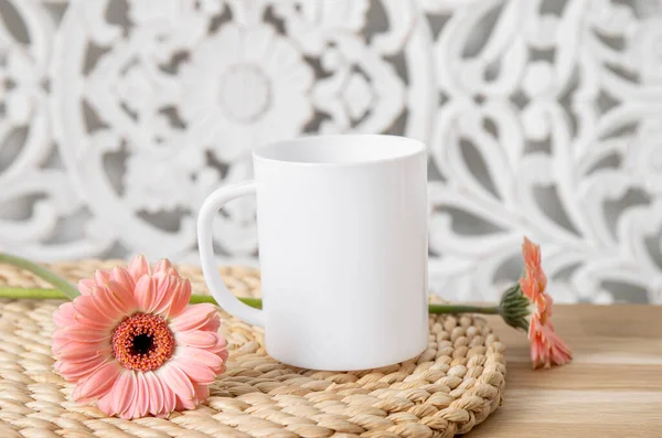 有选择地专注于单个一个白色杯子模拟 杯桌上有装饰的春花背景和波希米亚风格的木板 舒适的季节性产品广告背景 — 图库照片
