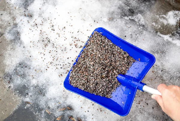 Χαλίκι Χρησιμοποιείται Ολισθηρούς Δρόμους Πρόσωπο Διασκορπίζει Άμμο Χαλίκι Στο Μονοπάτι — Φωτογραφία Αρχείου