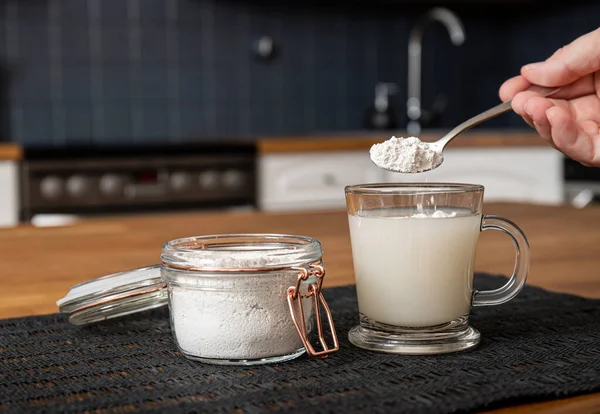 硅藻土也被称为硅藻土 混入杯水中 有利于人体排毒的概念 家里厨房桌子上有健康饮料的罐子和杯子 — 图库照片