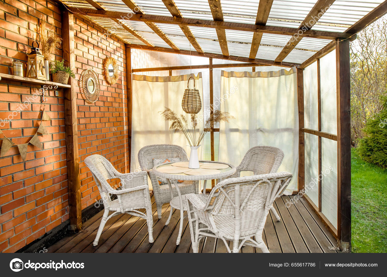 Terraza Estilo Boho Con Cortinas Mimbre Ratán Decoraciones Caña Pared —  Foto de stock #655617786 © FotoHelin, image size:1600x1149