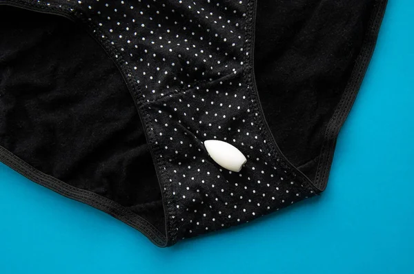 Medicinale Kogelvorm Smeltcapsule Voor Vaginaal Gebruik Zwarte Gestippelde Onderbroek Blauwe — Stockfoto