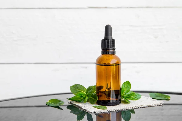 Brown Bottle Peppermint Essential Oil Infusion Medical Pipette Bottle Fresh — Stock Photo, Image