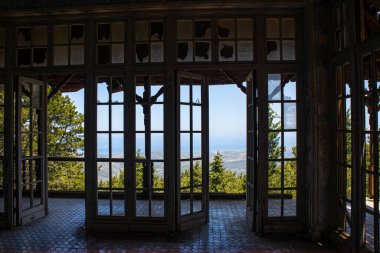 Profitis Elias Hill, Rhodes, Yunanistan-2023-Terk Edilmiş Villa de Vecchi İtalyan diktatör Benito Mussolini 'nin tatil evi olan Rodos adasında.