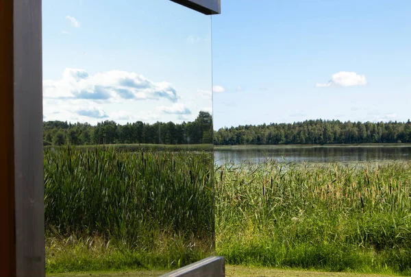 野生の自然の中で建物の近代的な鏡の反射窓の詳細ビュー ラグジュアリーコテージのコンセプト — ストック写真