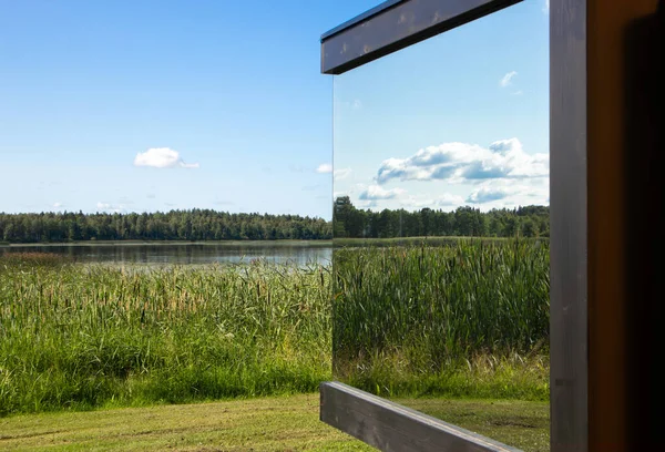 Detaljerad Bild Modern Spegel Reflekterande Fönster Byggnad Mitt Vild Natur — Stockfoto