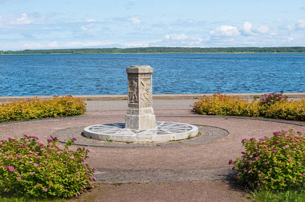 L22Ne郡Haapsalu エストニア 09Jul2023 遊歩道のHaapsalu日時計 人気の記念碑 海に囲まれた美しい夏の通りの景色 — ストック写真