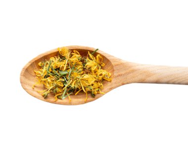 Kurumuş Hypericum perforatum St John 's-wort çiçeğini deler ve beyaz arka planda izole edilmiş tahta kaşık üzerinde yaprak. Bitkisel tıp konsepti.