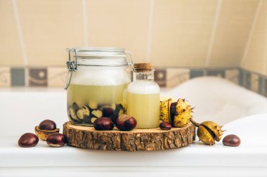 Doğal sıvı sabun ve şampuan konsepti. At kestanesini suya batırmak, Aesculus hipocastanum, temizlik maddesinin doğal saponini içerir ve temizlik özelliklerine sahiptir. Ev banyosu.