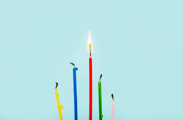 Ένα Κερί Καίει Και Άλλα Τίθενται Μπλε Φόντο Πολύ Χώρο — Φωτογραφία Αρχείου