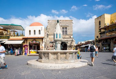 Rodos Eski Kenti, Rodos, Yunanistan-17JUN2023-Hipokrat Meydanı ve yazın Rodos Eski Kentinde baykuş çeşmesi.