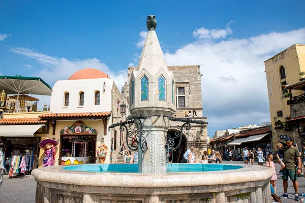 Rodos Eski Kenti, Rodos, Yunanistan-17JUN2023-Hipokrat Meydanı ve yazın Rodos Eski Kentinde baykuş çeşmesi.