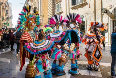 Valletta, Malta, Malta 20 Şubat 2023-Malta Karnavalı eski Valletta kasabasında. Renkli kostümlü bir sürü insan var..