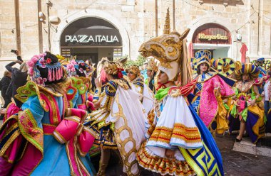 Valletta, Malta, Malta 20 Şubat 2023-Malta Karnavalı eski Valletta kasabasında. Renkli kostümlü bir sürü insan var..