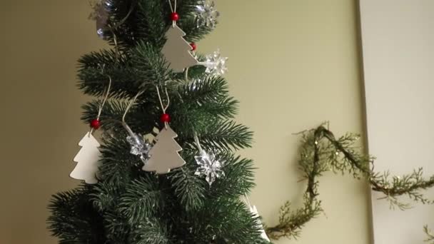 圣诞节预算和财务的概念 堆放在圣诞树上的钱币和家中的装饰品 — 图库视频影像