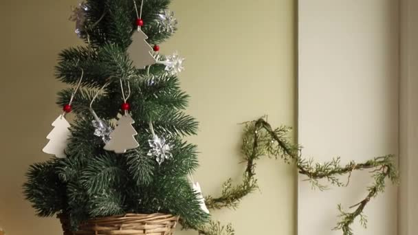 Concept Van Kerstbudget Financiën Stapel Geld Munten Tegen Kerstboom Ornamenten — Stockvideo