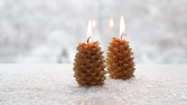 云杉树形状的蜡烛在雪白的背景上燃烧 冬季的风景 大量的复制空间 冬季和圣诞节产品背景 — 图库视频影像