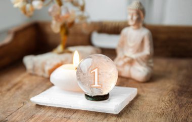 Gemstone küresinin bir numarası ya da kristal küre olarak bilinen kristal orbi ve orbuculum. Evdeki tahta tepside duran doğal kuvars topu. Öngörü kavramı.