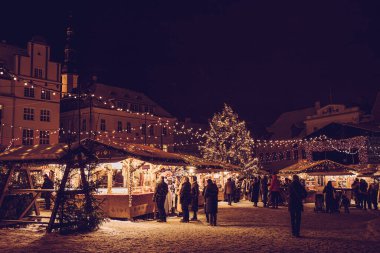 Tallinn, Harju İlçesi, Estonya-11DEC2023: Tallinn Noel Pazarı Kasaba Meydanı 2023-2024. Klasik stil. 