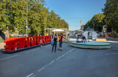 Tartu, Tartumaa, Estonya-12JUL2023-Avrupa Kültür Başkenti Tartu 2024. 2023 yazının sokak manzarası: Otomatik İstismarcı Puiestee.