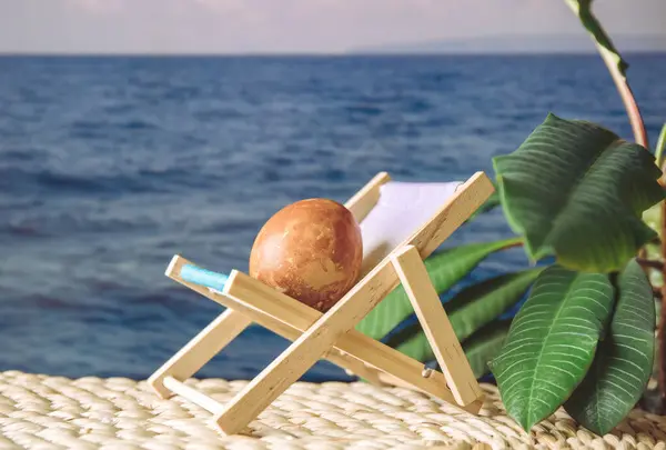 Huevo Pascua Mar Soleado Vacaciones Playa Sentarse Sol Tumbona Tomar Imagen de stock