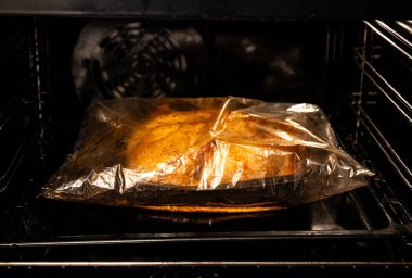 Tavuğu fırında pişirmek. Evdeki fırında leziz tavuk yemeği..