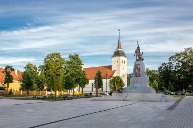 Viljandi, Viljandi İlçesi, Estonya-09JUL2024-Viljandi şehir meydanı, güneşli yaz gününde Viljandi Özgürlük Meydanı. Arka planda Viljandi Jaani kilisesi.