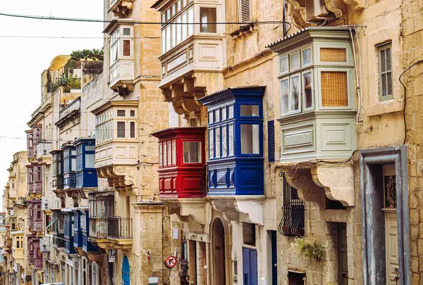 Malta 'nın güzel eski bir kasabası, Valletta. Geleneksel renkli ahşap Malta balkonları Gallarija olarak adlandırılıyor..