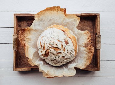 Ev mutfağında ahşap tepside ev yapımı mayalı ekmek. Lezzetli görünüyor..