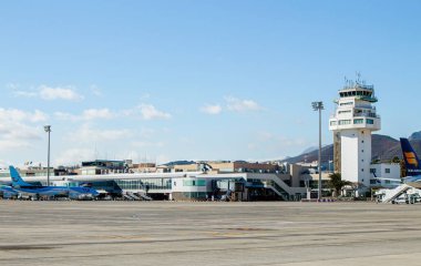 Tenerife, Santa Cruz de Tenerife, İspanya-27JAN2025-Tenerife Güney Havalimanı Tenerife Sur Havalimanı olarak da bilinir. Seyahat konsepti.