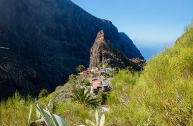 Masca Vadisi 'ndeki küçük Masca köyü, Teno, Tenerife' de yer alıyor. Tenerife adasındaki kayalıklar arasındaki köy.