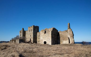 Toolse Order Castle, Estonya 'nın kuzey kıyısında bulunan bir ortaçağ kalesidir. Baharda Baltık Denizi kıyısında eski bir kale.