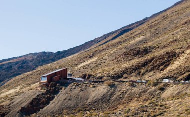 Teide, Tenerife, İspanya: 29JAN2025: Teide Ulusal Parkı 'ndaki Teide Otomobil İstasyonu binası. Adı Telefrico del Teide..