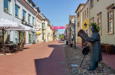 Prnu, Prnumaa, Estonya-19MAY2025. Prnu 'daki ana alışveriş ve restoran sokağı Rtli' de. Johann Voldemar Jannsen 'in Rtli Caddesi' ndeki heykeline odaklanın..