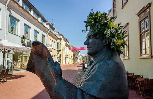 Prnu, Prnumaa, Estonya-19MAY2025. Prnu 'daki ana alışveriş ve restoran sokağı Rtli' de. Johann Voldemar Jannsen 'in Rtli Caddesi' ndeki heykeline odaklanın..