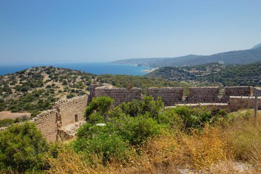Yunanistan 'ın Rodos adasındaki tepedeki tarihi Kritinia Kalesi. Idyllic kırsal doğa ve uzaktan görülen Ege denizi, mavi gökyüzü. Kritinia Kalesi Kastello olarak da bilinir..
