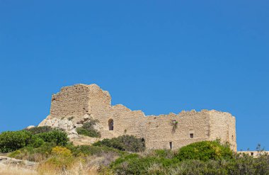 Yunanistan 'ın Rodos adasındaki tepedeki tarihi Kritinia Kalesi. Idyllic kırsal doğa, mavi gökyüzü. Kritinia Kalesi Kastello olarak da bilinir..