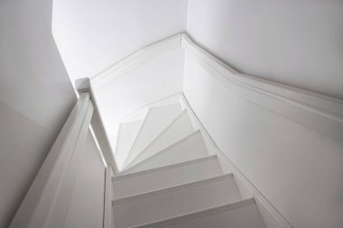 Köşeli beyaz tahta merdivenler. İskandinav ev dekorasyonu konsepti.