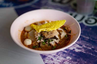 Baharatlı Tom yer elmalı şehriye çorbası, domuz pirzolası, Tayland usulü sokak yemeği.