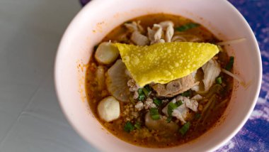 Baharatlı Thai tom yam noodle