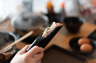 Çiğ domuz püresi. Peynirli yemek.