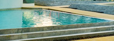 Havuz taştan merdivenlerle dolu.