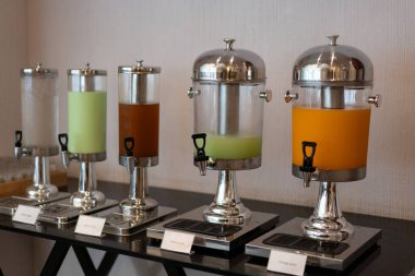 Meyve suyu ya da içecek kutusunu masaya koy.