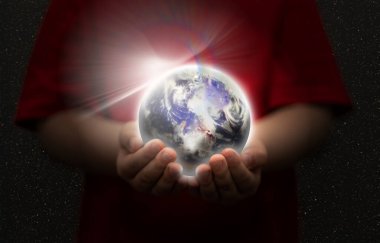 Çevre korunması için el ele tutuşan dünya küresi ve bu görüntünün NASA tarafından desteklenen bakım ve teknoloji elementleri ile mavi gezegeni küresel ısınmadan kurtarmak.